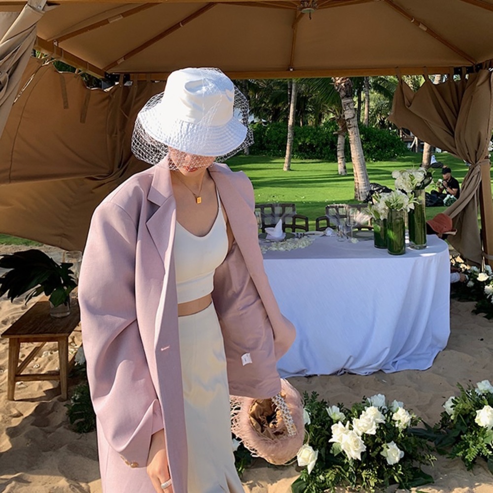 EUC Elegant White Hats Wave Bucket